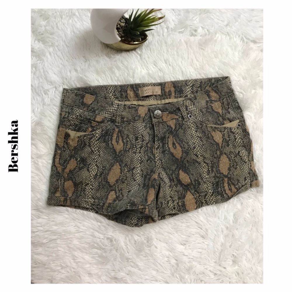 3/$12 Bershka snakeskin denim shorts size (10)